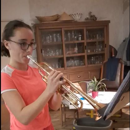 Nov 2020 – Lilou à la trompette se prépare pour l’Orchestre !